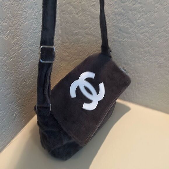 Chanel Precision Fuzzy Messenger Bag Charcoal Gray CC Logo Terry Cloth New GWP - Picture 5 of 10